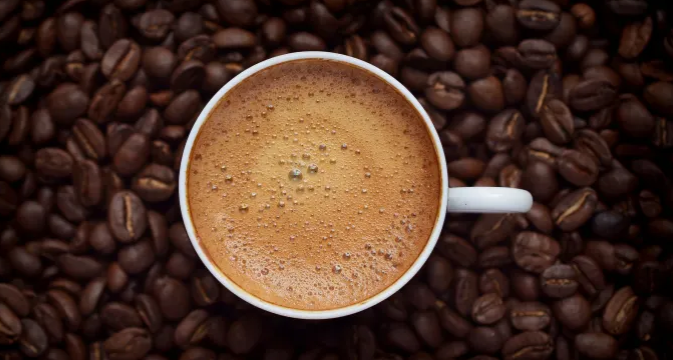 “القهوة” طبيب يُحذر المصابين و المتعافين من متحور أوميكرون