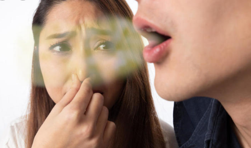 رائحة الفم الكريهة تنذر ب 7 مشاكل صحية لا تغفل عنها
