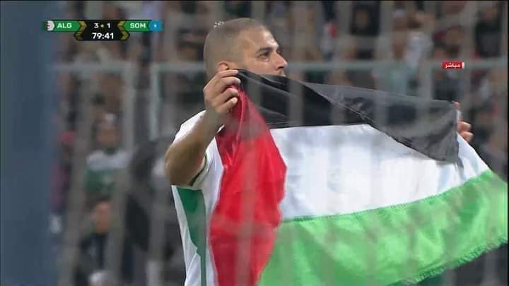 سليماني يحتفل مع علم فلسطين