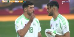 # بلحوسيني يتألق وسط أداء متوازن للخضر في التعادل أمام جنوب أفريقيا ## بلحوسيني نجم المباراة بتقييم استثنائي خرج عبد النور بلحوسيني كأبرز نجوم المواجهة التي جمعت الجزائر بجنوب أفريقيا والتي انتهت بالتعادل الإيجابي 1-1 في إطار الجولة الثانية من كأس أفريقيا للمحليين 2025. حصل بلحوسيني على أعلى تقييم بين لاعبي المنتخب الجزائري المحلي بدرجة 8.1 حسب موقع سوفاسكور المتخصص في الإحصائيات الكروية، وهو تقييم يعكس الأداء المميز الذي قدمه اللاعب طوال فترات المباراة. لم يكتف بلحوسيني بالتألق في الأداء العام فحسب، بل توج عرضه بتسجيل هدف التعادل للجزائر الذي أبقى الخضر في صدارة المجموعة الثالثة. هذا الهدف جاء في توقيت مثالي وأظهر الحس الهدافي العالي للاعب، بالإضافة إلى قدرته على التواجد في المكان المناسب واستغلال الفرص المتاحة. الأداء الشامل لبلحوسيني شمل ليس فقط الجانب الهجومي، بل أيضاً مساهمته الفعالة في الربط بين خطوط الفريق وإشراكه زملاءه في اللعب، مما جعله يستحق بجدارة لقب رجل المباراة من وجهة نظر الخبراء والمحللين الفنيين. ## مزيان ومحيوص يقدمان عروضاً مقنعة في الوسط والهجوم برز في المرتبة الثانية من ناحية التقييمات اللاعب مزيان بدرجة 7.6، مقدماً أداءً متميزاً يعكس أهميته في التركيبة التكتيكية للمدرب. مزيان أظهر قدرة عالية على التحكم في إيقاع المباراة وتوزيع الكرات بدقة، بالإضافة إلى حضوره الدفاعي المتوازن الذي ساعد الفريق في استعادة الكرة في المناطق الحساسة. من جهته، حصل محيوص على تقييم 7.1، مما يؤكد مساهمته الإيجابية في الأداء الجماعي للفريق، خاصة في الجانب الهجومي حيث أظهر حركة ذكية داخل منطقة الجزاء وقدرة على خلق المساحات لزملائه. هذان اللاعبان شكلا ثنائياً مهماً في منتصف الميدان والخط الأمامي، حيث تكاملا بشكل جيد مع بلحوسيني لتشكيل خط هجومي متنوع ومؤثر. التفاهم الواضح بينهما ساهم في خلق عدة فرص خطيرة كان يمكن أن تغير مجرى المباراة لصالح الجزائر، وهو ما يبشر بالخير لباقي مباريات البطولة. ## مرباح يتصدر خط الوسط بأداء متوازن ومؤثر في خط الوسط، تألق مرباح بحصوله على تقييم 7.0، مما يضعه في المرتبة الثالثة بين أفضل لاعبي المباراة من الناحية الإحصائية. أداء مرباح كان متكاملاً ومتوازناً، حيث نجح في أداء مهامه الدفاعية والهجومية بكفاءة عالية، مظهراً قدرة كبيرة على قراءة المباراة واتخاذ القرارات الصحيحة في اللحظات المناسبة. اللاعب أظهر انضباطاً تكتيكياً ملحوظاً في المراكز المطلوبة منه، وساهم بشكل فعال في عمليات البناء من الخلف وتوزيع الكرات على الأطراف. كما برز في التغطية الدفاعية والمساعدة في قطع الكرات من المنافس، مما جعله حلقة وصل مهمة بين الدفاع والهجوم. التنوع في أدوار مرباح خلال المباراة أظهر مرونة تكتيكية عالية ووعياً كبيراً بمتطلبات كل مرحلة من مراحل اللعب، وهو ما جعل تقييمه يعكس حقيقة مساهمته الشاملة في الأداء الجماعي للفريق. ## باقي اللاعبين يحافظون على مستوى جيد رغم التحديات حافظ باقي لاعبي المنتخب الجزائري على مستوى أداء جيد ومقبول، حيث تراوحت تقييماتهم بين 6.3 و 6.8 درجة، مما يعكس الانضباط التكتيكي والالتزام بالخطة المرسومة من قبل الجهاز الفني. حصل شتي على أعلى تقييم في هذه المجموعة بدرجة 6.8، مظهراً صلابة دفاعية وقدرة على التعامل مع الضغط الهجومي لجنوب أفريقيا. حلايمية بتقييم 6.6 قدم أداءً مستقراً في خط الدفاع، بينما حصل كل من عليلات وغزالة ودراوي على تقييم متساوٍ قدره 6.5، مما يشير إلى تجانس الأداء وتوازن المستويات في مختلف خطوط الفريق. أما بوحلفاية فحصل على 6.4، وبوكرشاوي على 6.3، وهي تقييمات تظل في المستوى المقبول رغم أنها الأقل بين زملائهم. هذا التوازن في المستويات يعكس العمق الجيد في تشكيلة المنتخب المحلي وقدرة جميع اللاعبين على المساهمة بشكل إيجابي، حتى لو لم تكن مساهماتهم بارزة بشكل فردي، فإنها تصب في خدمة الهدف الجماعي للفريق. --- ## جدول تقييمات اللاعبين - مباراة الجزائر 1-1 جنوب أفريقيا | اللاعب | المركز | التقييم | الملاحظات | |:------|:------|:------:|:---------| | 🌟 **بلحوسيني** | هجوم | **8.1** | هداف المباراة - أفضل لاعب | | **مزيان** | وسط/هجوم | **7.6** | أداء متميز في الربط والإبداع | | **محيوص** | هجوم | **7.1** | مساهمة فعالة في الخط الأمامي | | **مرباح** | وسط | **7.0** | توازن بين الدفاع والهجوم | | **شتي** | دفاع | **6.8** | صلابة دفاعية جيدة | | **حلايمية** | دفاع | **6.6** | أداء مستقر في الخلف | | **عليلات** | دفاع | **6.5** | انضباط تكتيكي | | **غزالة** | وسط | **6.5** | مساهمة متوازنة | | **دراوي** | وسط | **6.5** | التزام بالخطة التكتيكية | | **بوحلفاية** | دفاع | **6.4** | أداء مقبول | | **بوكرشاوي** | وسط | **6.3** | مستوى جيد عموماً | ### معدل تقييم الفريق: **6.8/10** *المصدر: موقع سوفاسكور - 8 أغسطس 2025*